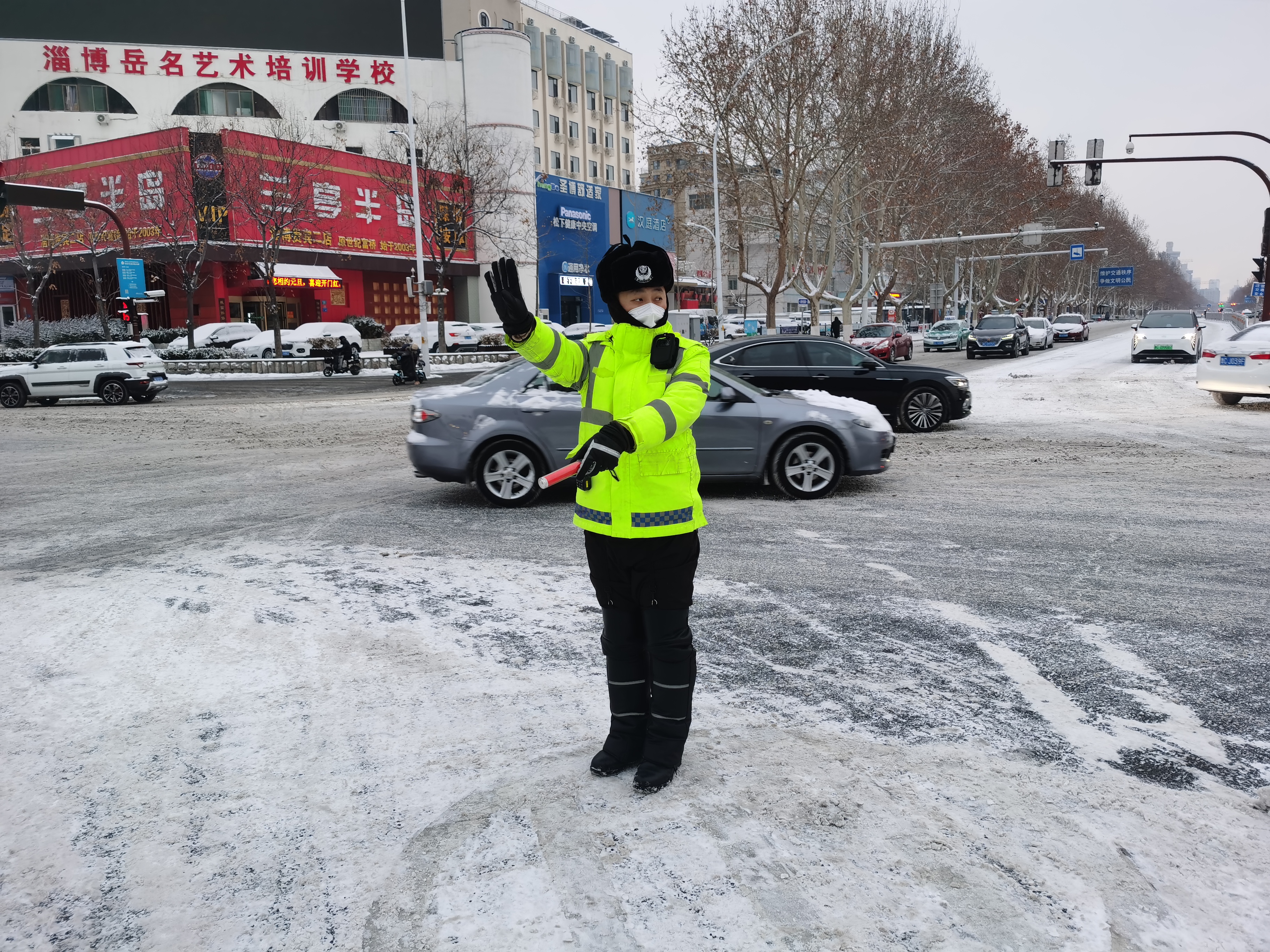 风雪中的交警图片